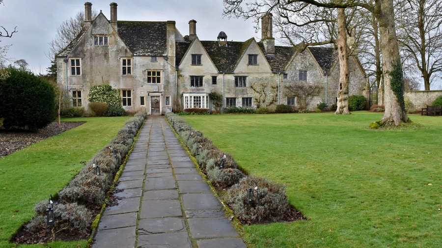 Today was our first #lksawaydays of 2020 #ukoutandabout We left Reading and headed out to the Wiltshire village of Avebury to have a walk around the Neolithic henge, visit the museum and have some lunch in the Red Lion. Its been over 20 years since the LKs last visited so were looking forward to re-visiting. There are no charges to walk amongst the stones which make up the largest megalithic stone circle in the world, but there are separate charges for the museum and the Avebury Manor. The main car park is £4 for the day but not very big considering the volume of visitors Avebury sees, so if you visit we would suggest outside peak months. The purpose of the the stone circle is unknown but its believed to be a ritual complex, the site is a sacred site to the contemporary Pagans and if you are lucky on your visit you may see Druidic rites taking place. Its a pleasant half day and if the weather is a little moody it can add to the visit too! #avebury #aveburystones #stones #stonecircle