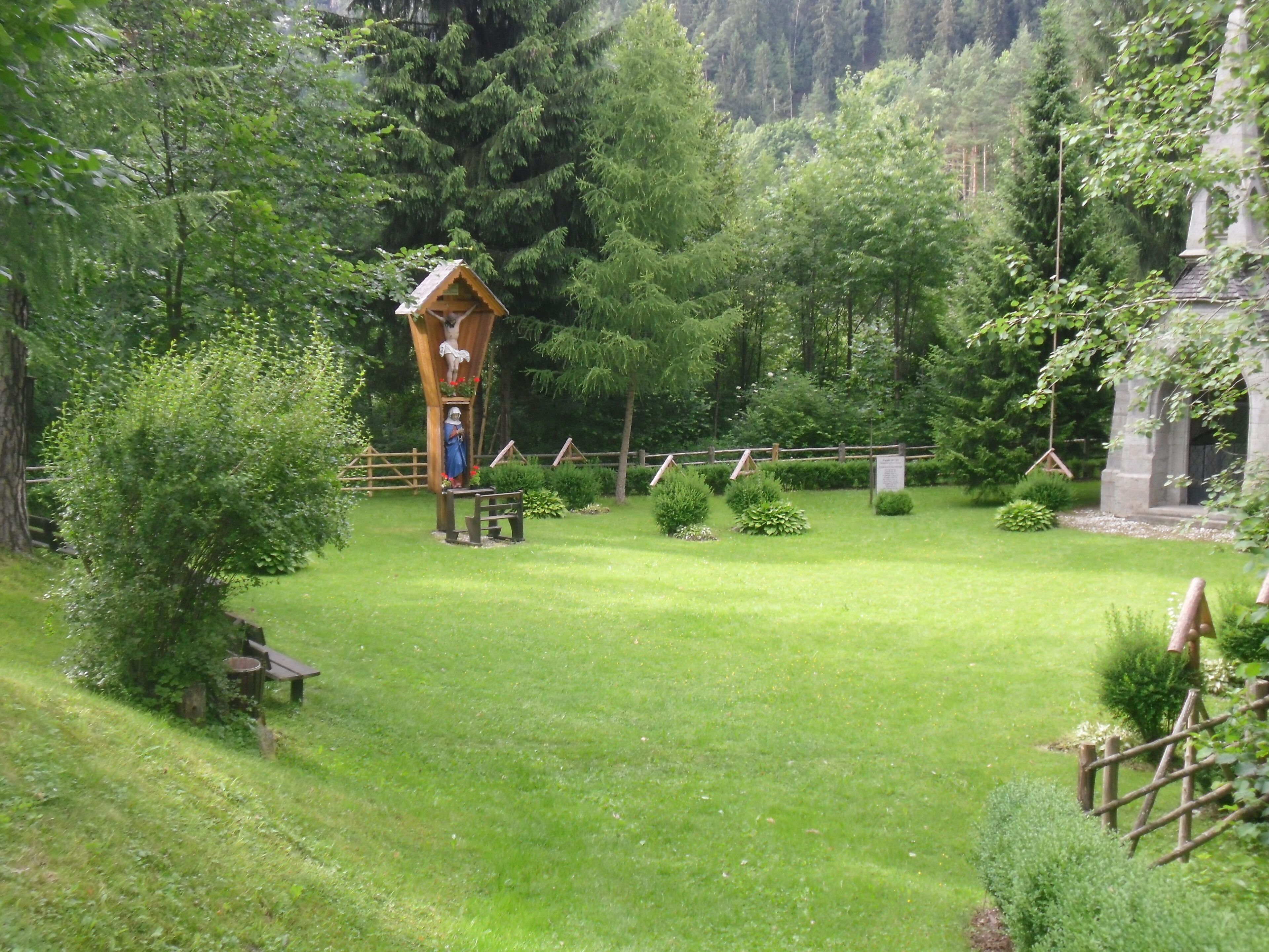Kapelle im Klosterwald mit Heldenfriedhof bei St. Lorenzen (Südtirol)