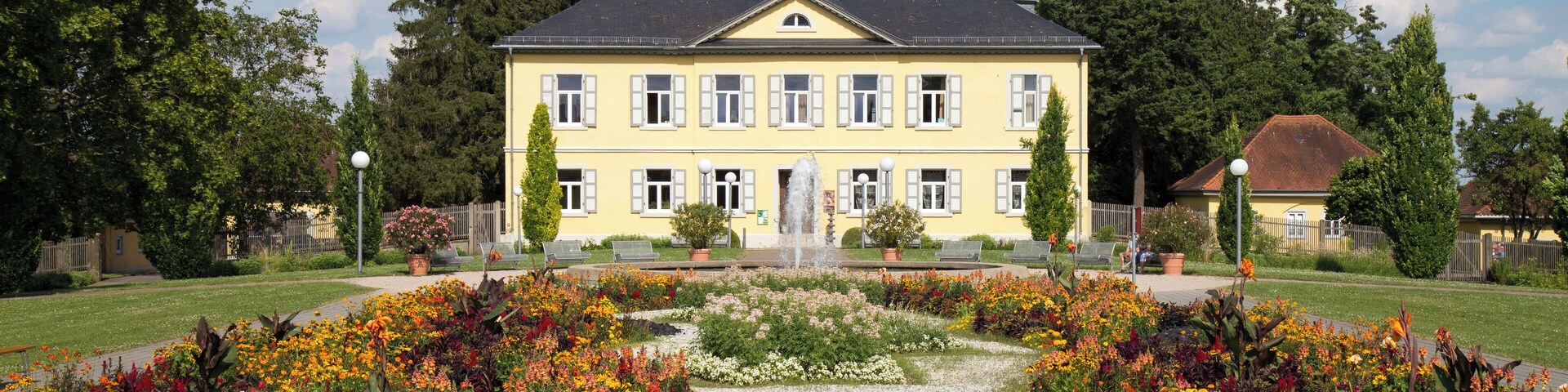Ehemaliges Direktionsgebäude mit "Feuerbeet" im Salinengarten Bad Rappenau