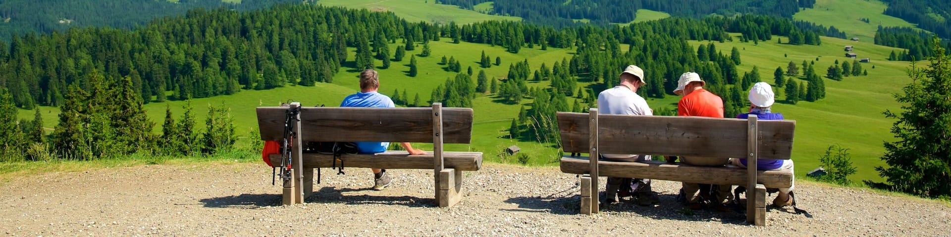 Seiser Alm mit einem ruhige Szenerie und Landschaften sowie kleine Menschengruppe