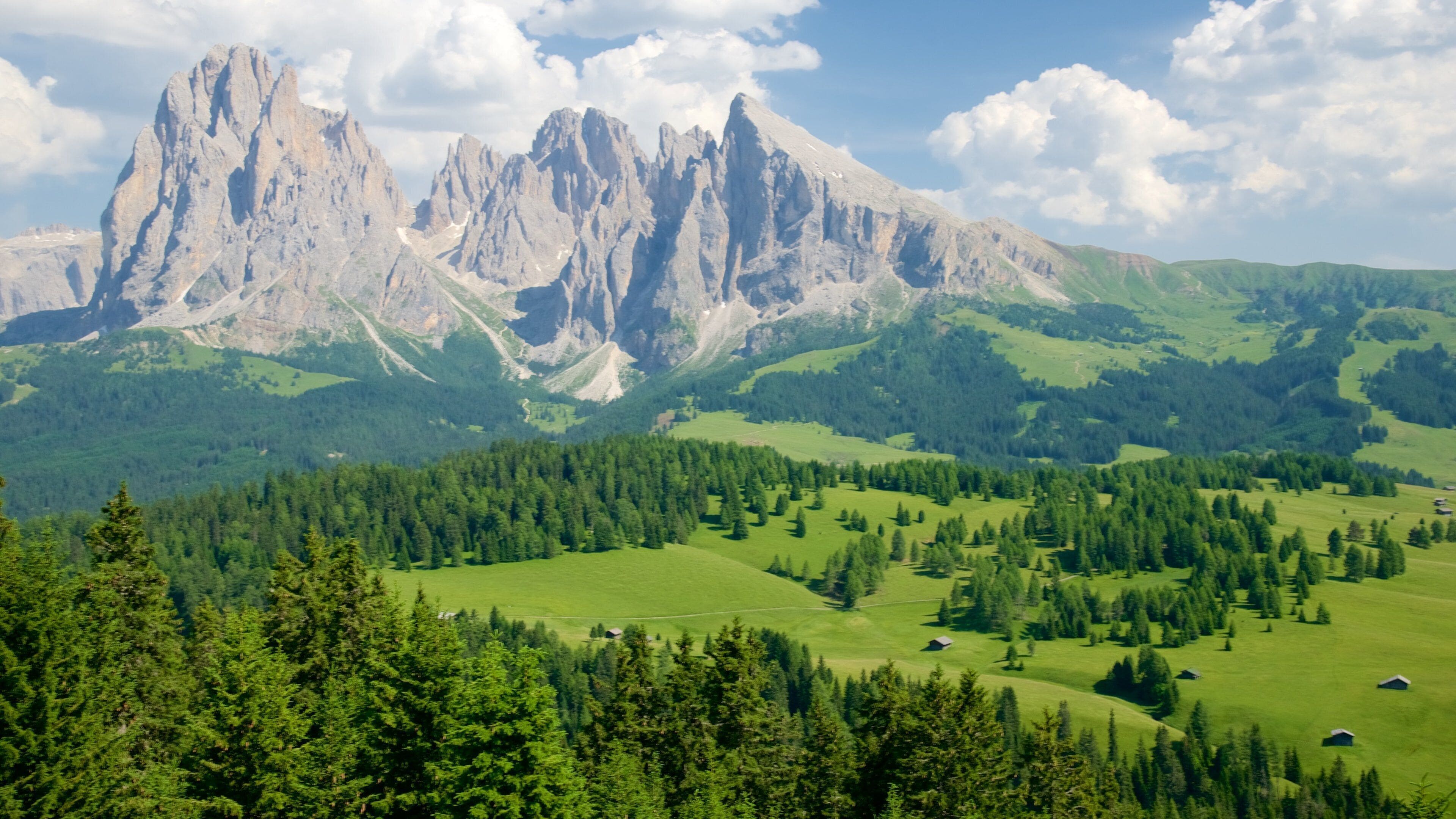 Alpe di Siusi fasiliteter samt fjell, landskap og rolig landskap