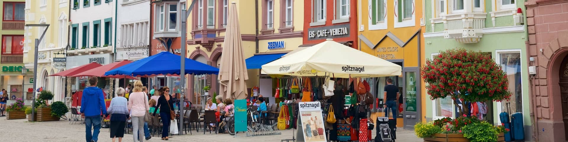 Villingen-Schwenningen mettant en vedette scĂšnes de rue et sortie au restaurant