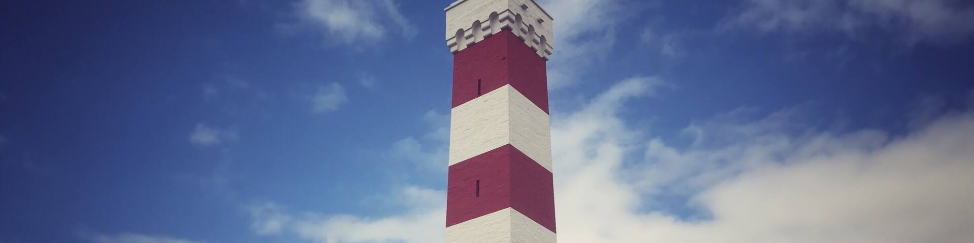 Set along the Coastal path. Famous for Daphne Du Maurier and her novels . Set between the beautiful town of Fowey and the small harbour village of Polkerris. Locals are very keen to point out this is a 'Day Tower' not a lighthouse 😊