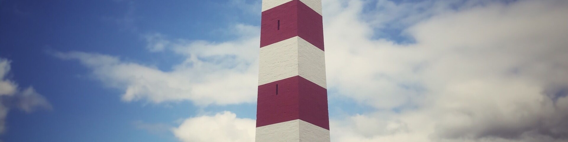 Set along the Coastal path. Famous for Daphne Du Maurier and her novels . Set between the beautiful town of Fowey and the small harbour village of Polkerris. Locals are very keen to point out this is a 'Day Tower' not a lighthouse 😊