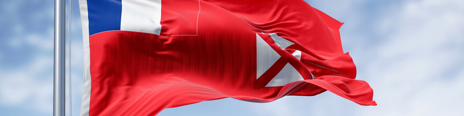 Bandeira em um mastro contra um céu azul.