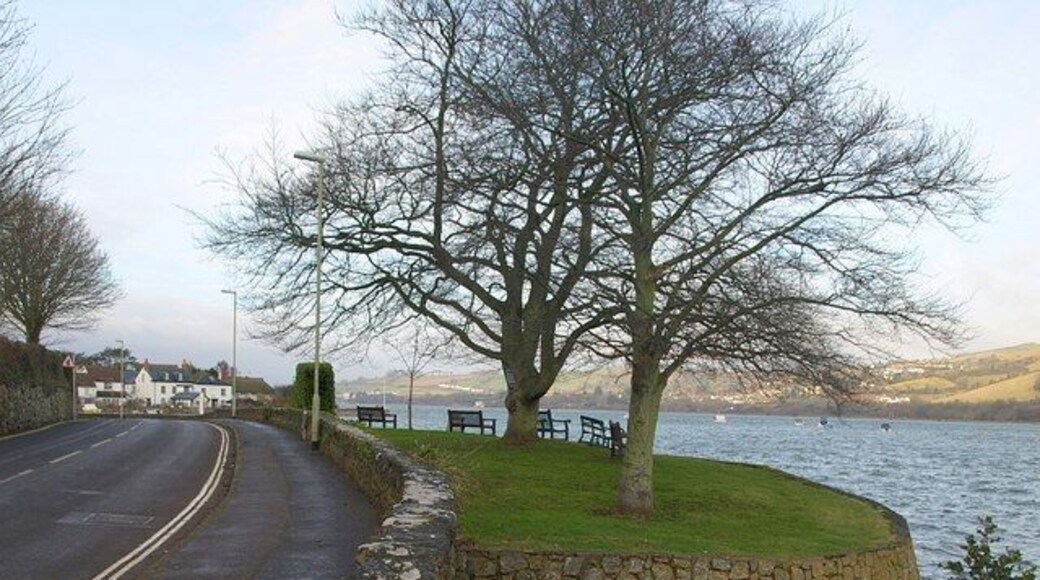Seats on the headland, Ringmore. The seats have a view over the Teign estuary. In the background is the scene in 766630.