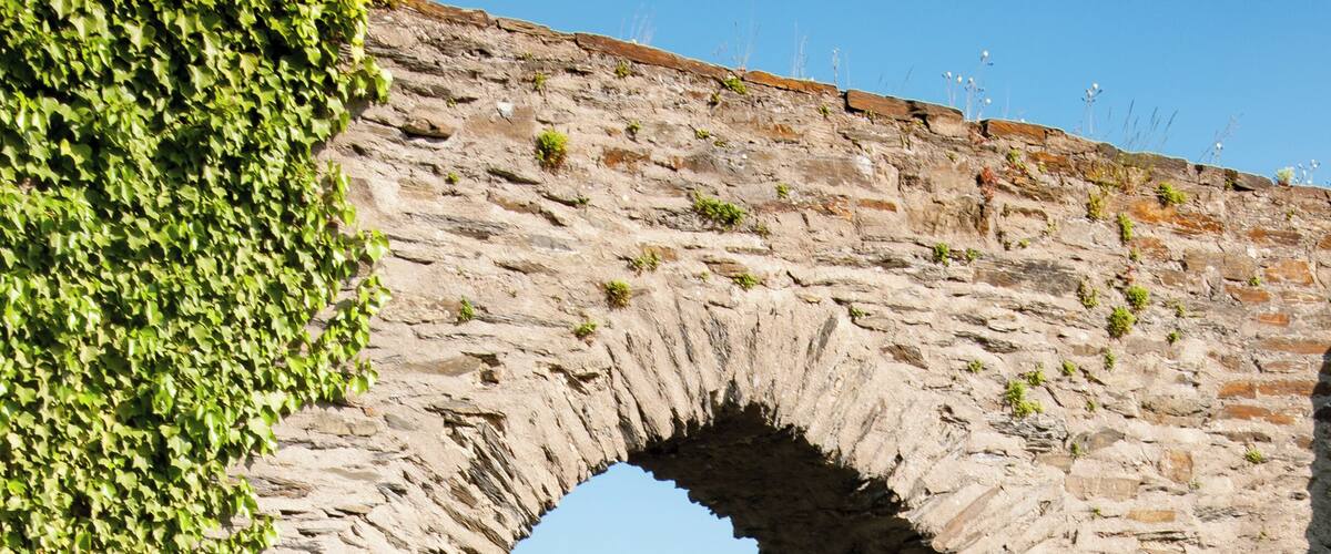Blick durch das Portal der Burg Sterrenberg auf den Rhein bei Kestert