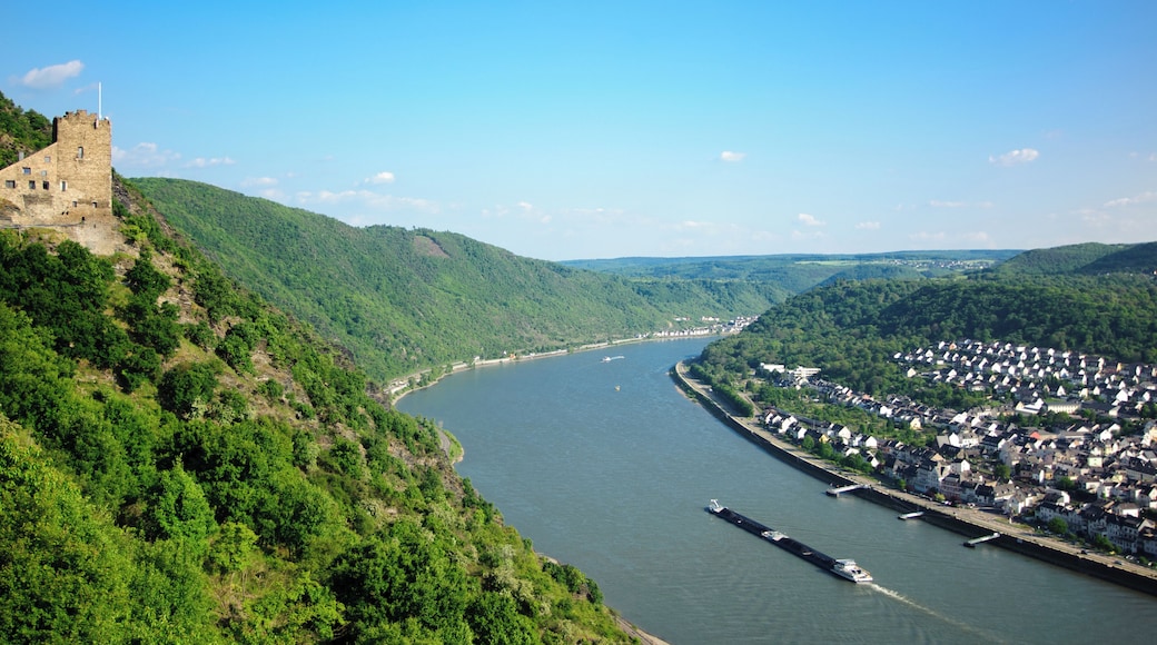 Das Mittelrheintal bei Bad Salzig, aufgenommen von Burg Sterrenberg. Links die Burg Liebenstein