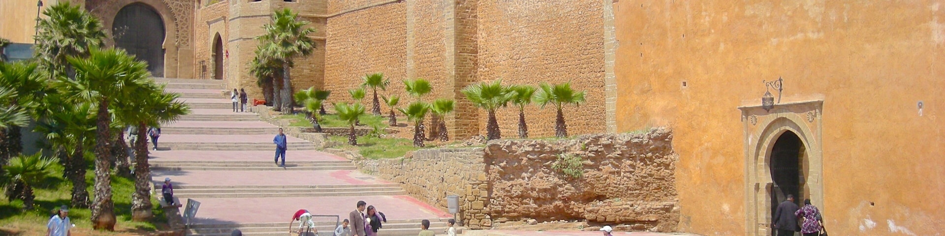 Rabat mostrando elementos patrimoniales y una plaza