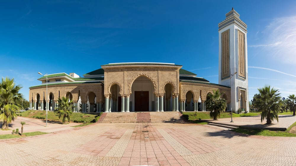 Un bâtiment historique doté d’arcades et d’une haute tour.