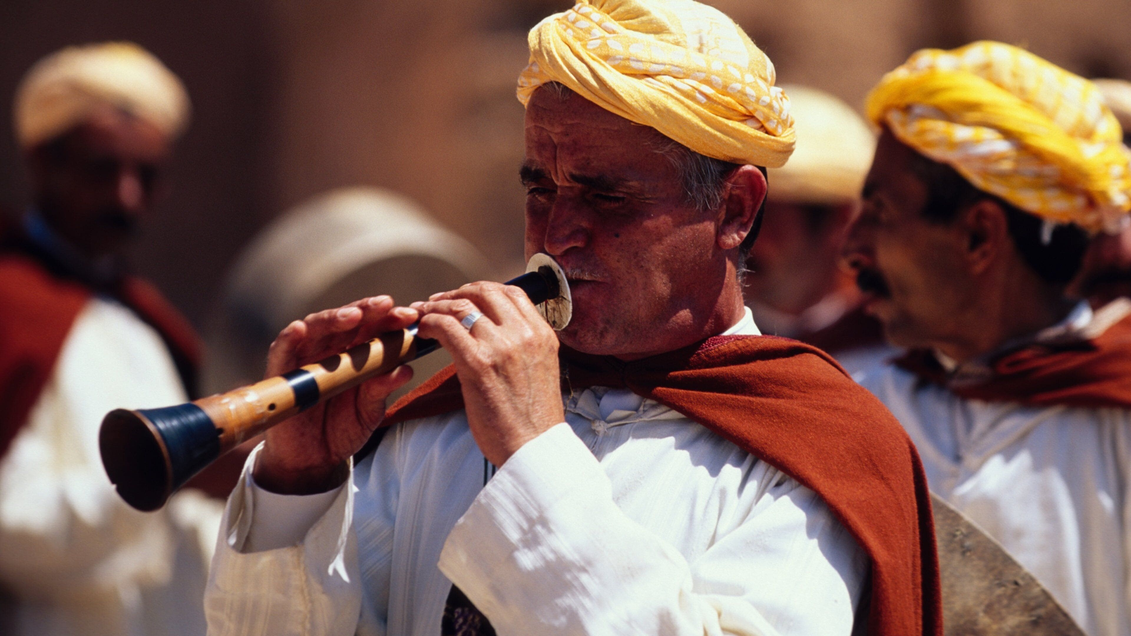 Marrakech ofreciendo arte escénica y también un pequeño grupo de personas