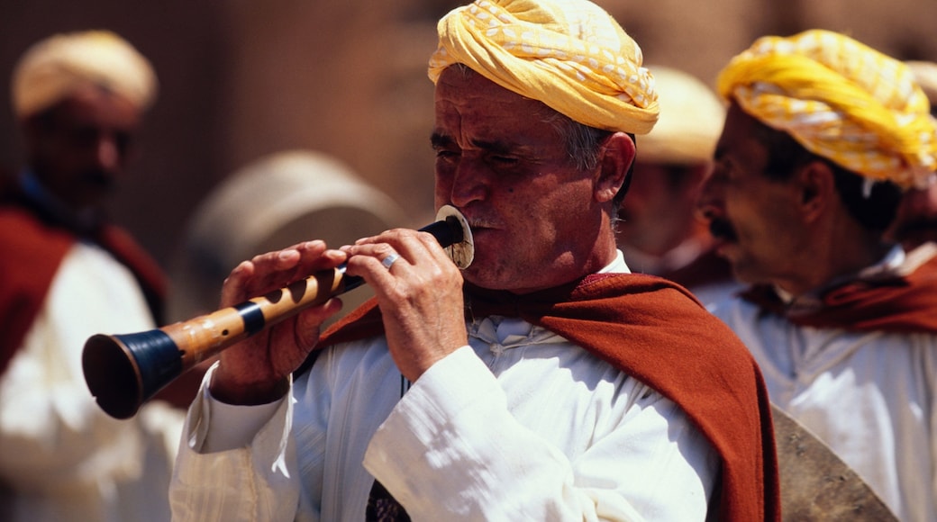 Marrakech ofreciendo arte escénica y también un pequeño grupo de personas