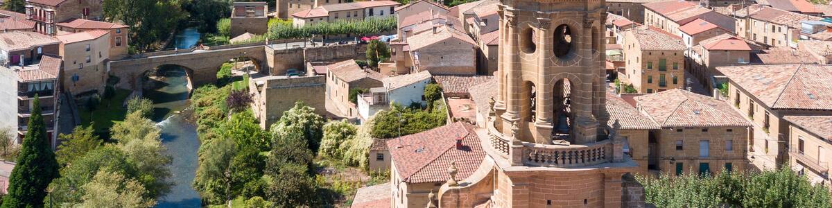Une ville historique, reconnaissable à son imposante tour, à ses vignobles en terrasses et à la rivière qui la traverse.