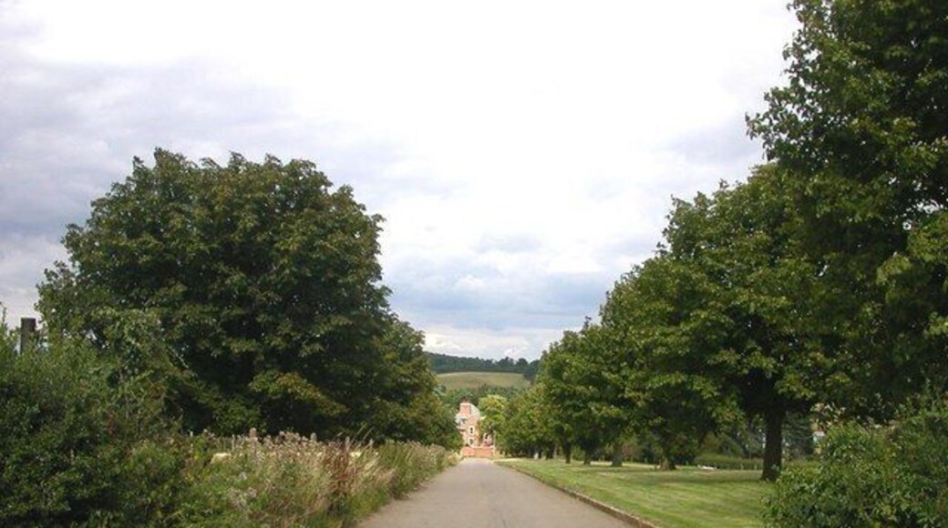 Hollowell. Road leading to the Sailing Club.