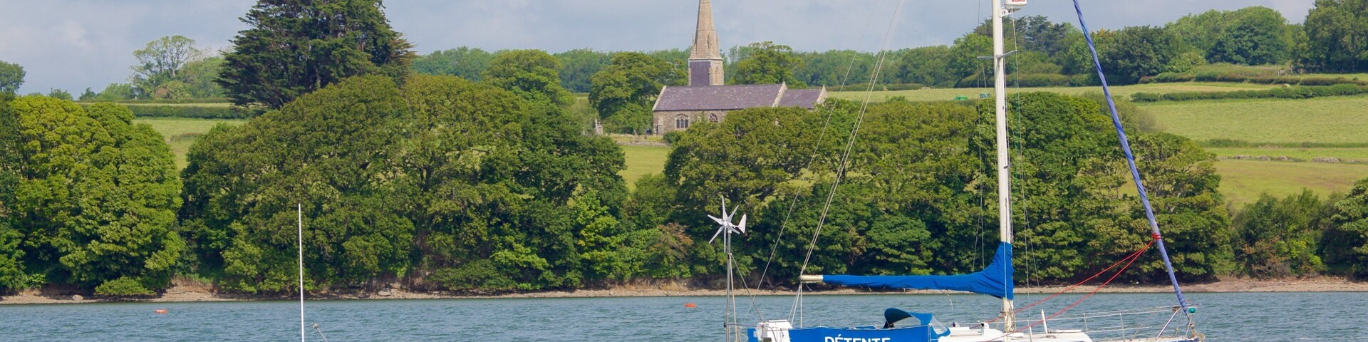 Y Felinheli caracterizando vela, canoagem e paisagens litorâneas