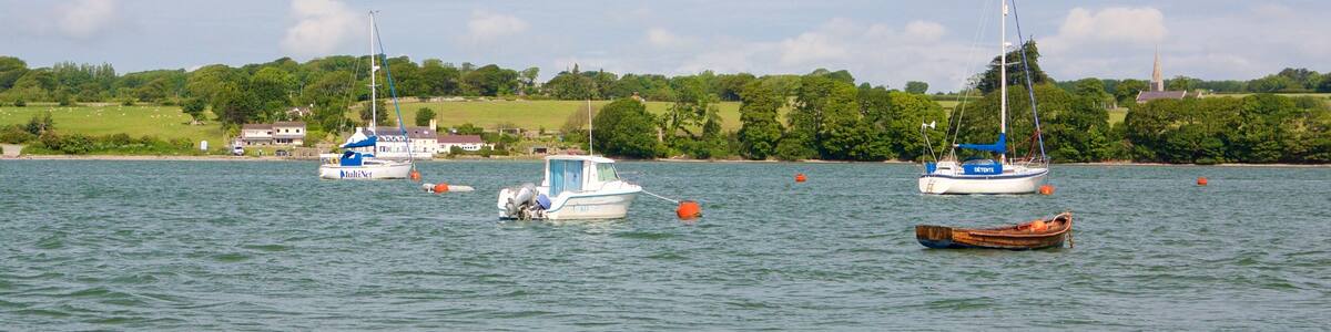 Y Felinheli das einen Segeln, allgemeine Küstenansicht und Bootfahren