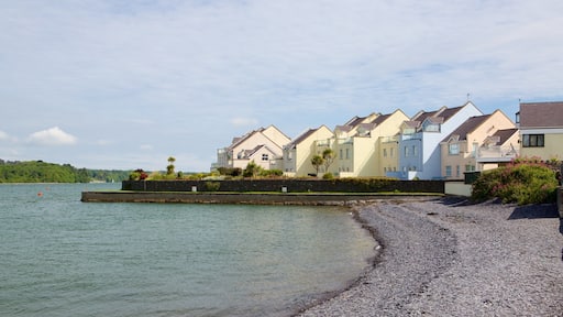 Y Felinheli mit einem Kleinstadt oder Dorf und Steinstrand