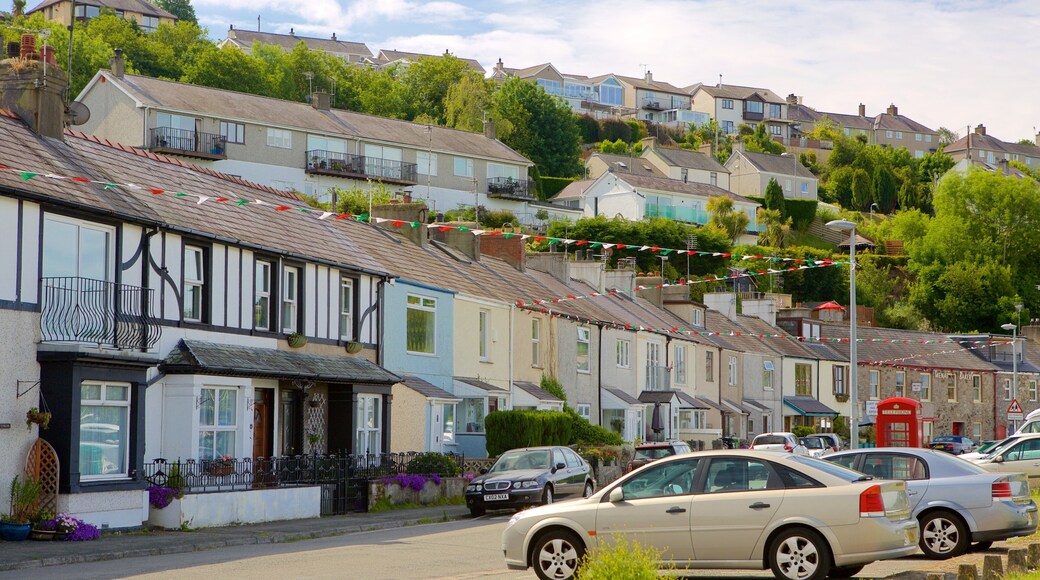 Y Felinheli featuring street scenes and a small town or village