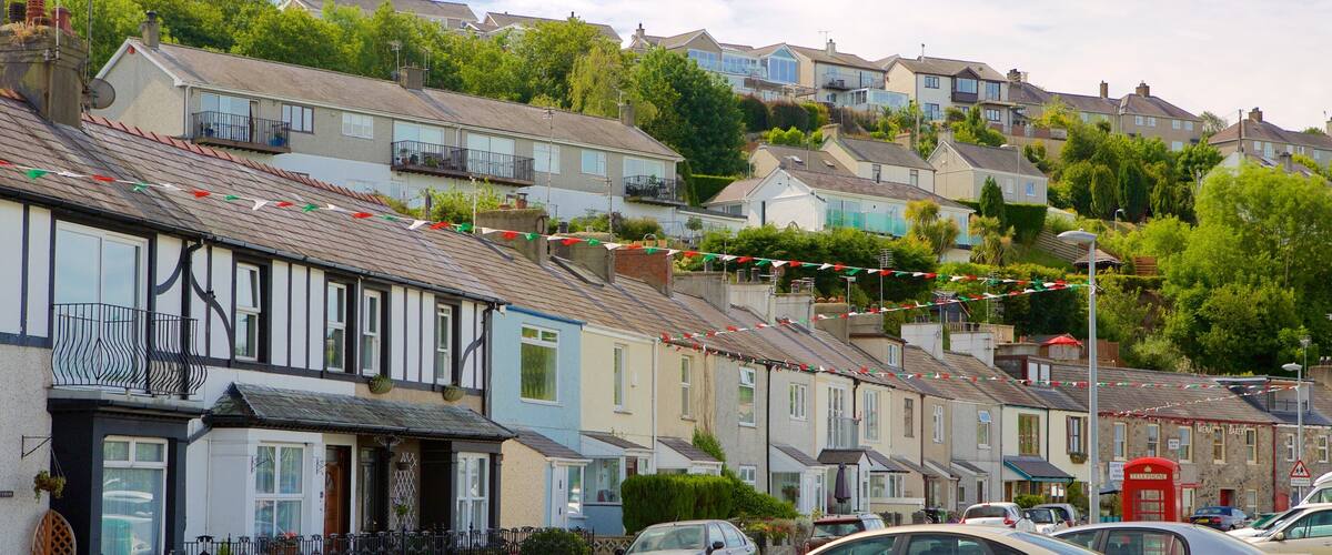 Y Felinheli showing street scenes and a small town or village