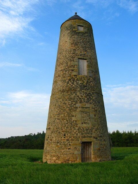 Spindlestone Ducket, Outchester A 18th century building on the site of an earlier moated farmstead. Although previously thought to be a windmill, Spindlestone Ducket was probably built as a dovecote.