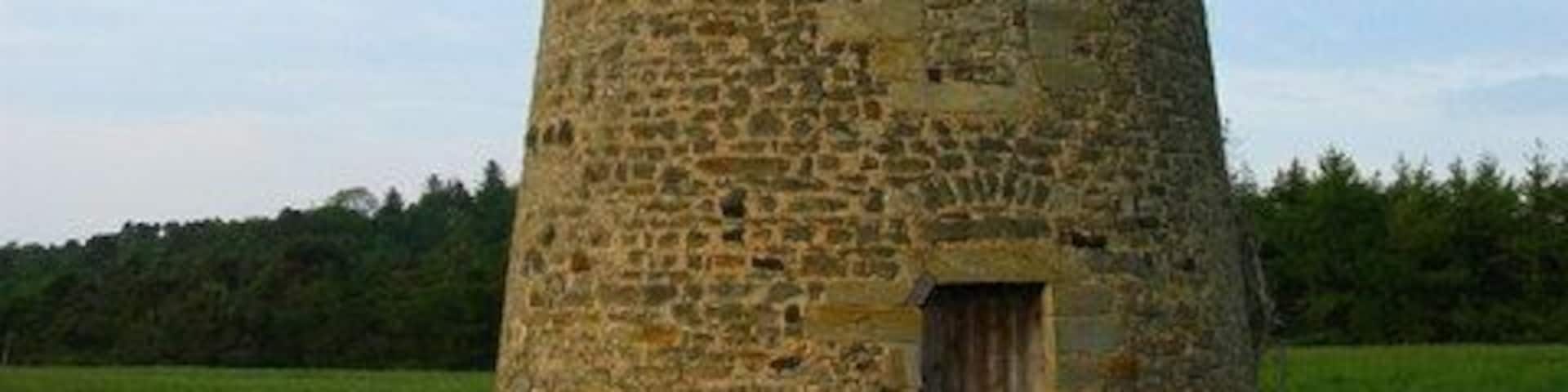 Spindlestone Ducket, Outchester A 18th century building on the site of an earlier moated farmstead. Although previously thought to be a windmill, Spindlestone Ducket was probably built as a dovecote.