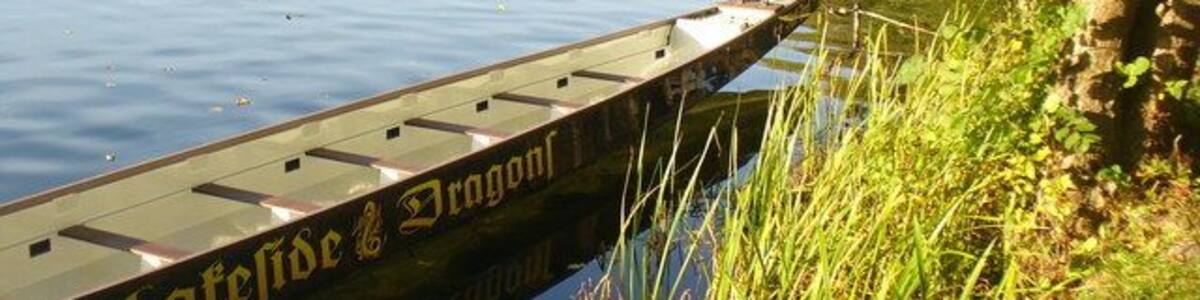 Un bateau en bois était amarré à un quai, et on pouvait y lire l’inscription « Latefide & Dragon ».