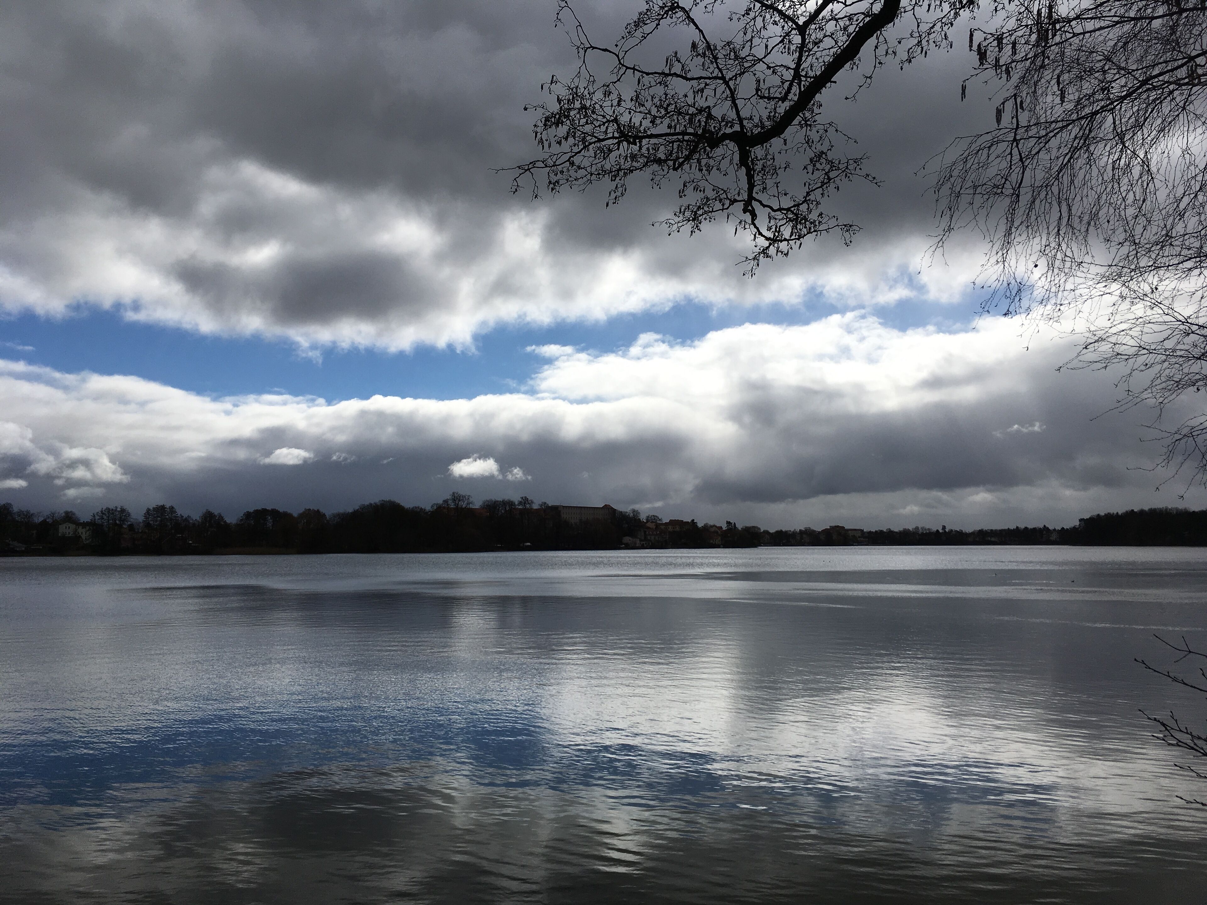 Straussee bei Strausberg. Um den See führt ein beschilderter Wanderweg, der auf 12 Tafeln die Geschichte der Stadt und des Sees erläutert.