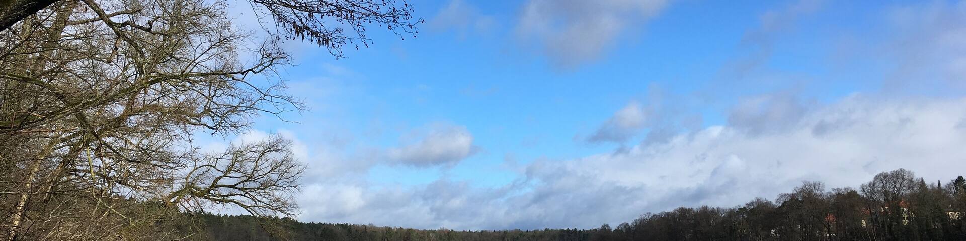 Straussee bei Strausberg. Um den See fĂŒhrt ein beschilderter Wanderweg, der auf 12 Tafeln die Geschichte der Stadt und des Sees erlĂ€utert.