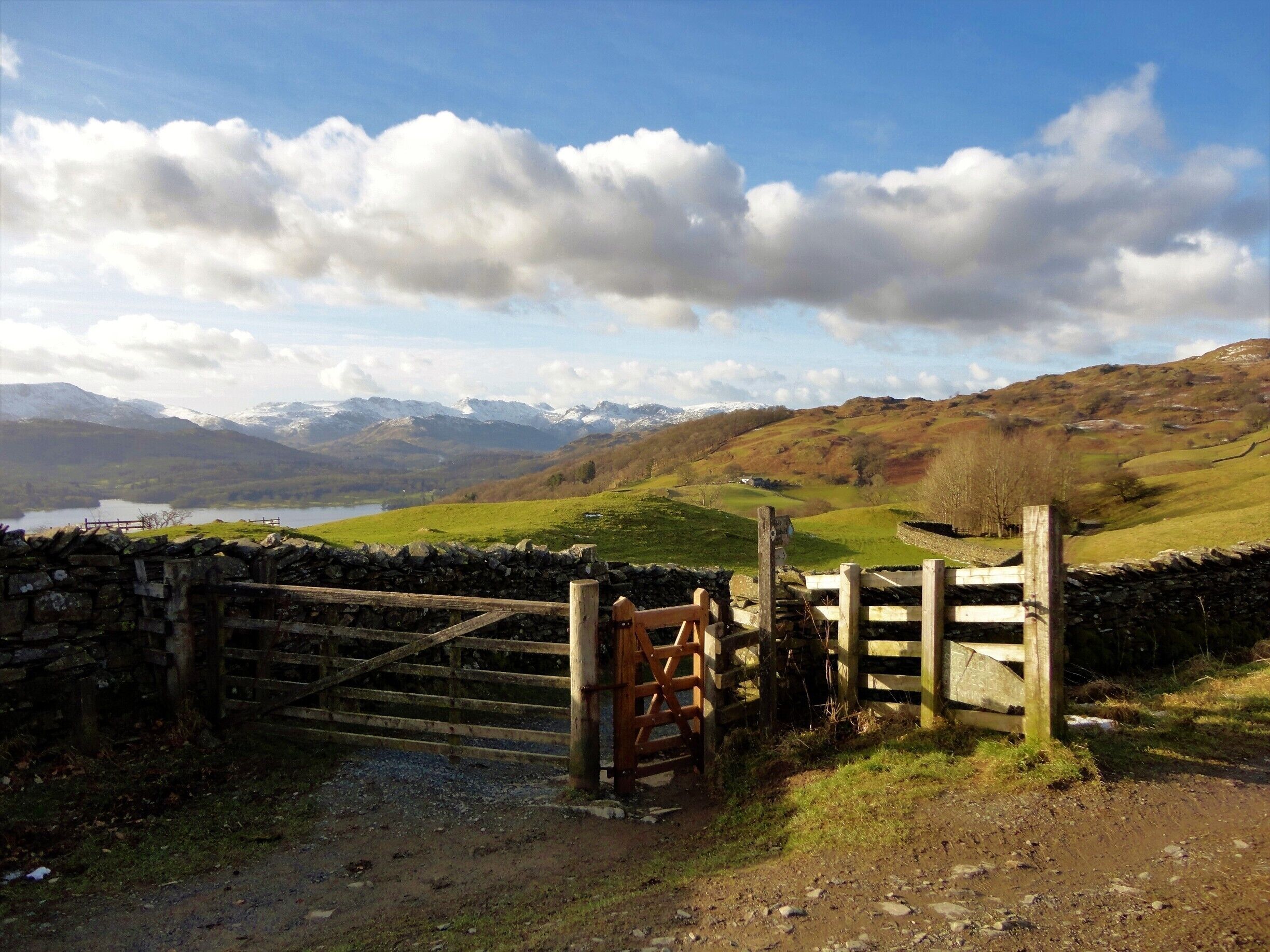 Along Robin Lane in #Troutbeck #LakeDistrict #UK  Beautiful #views.
#lifeatexpedia #Green #Troveon #Snow on the #Langdale #clouds #Mountains #BVSBlue