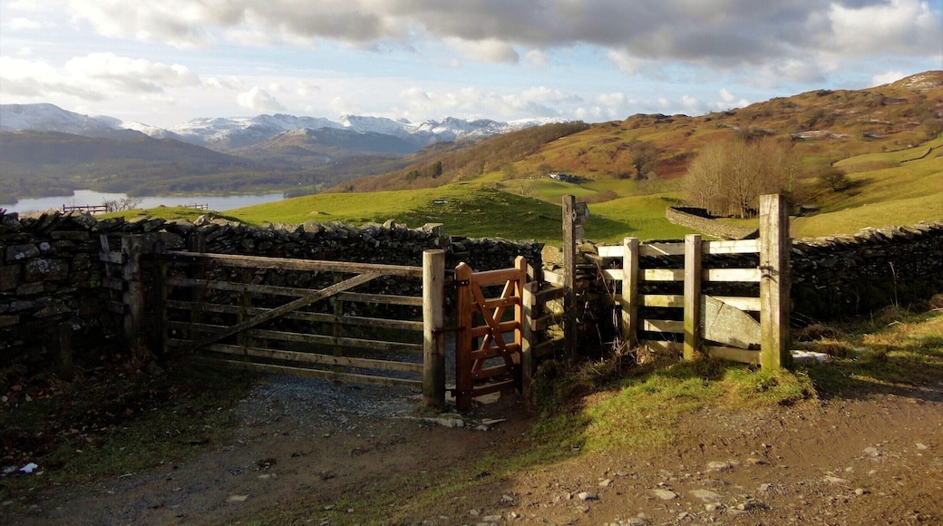 Along Robin Lane in #Troutbeck #LakeDistrict #UK Beautiful #views.
#lifeatexpedia #Green #Troveon #Snow on the #Langdale #clouds #Mountains #BVSBlue