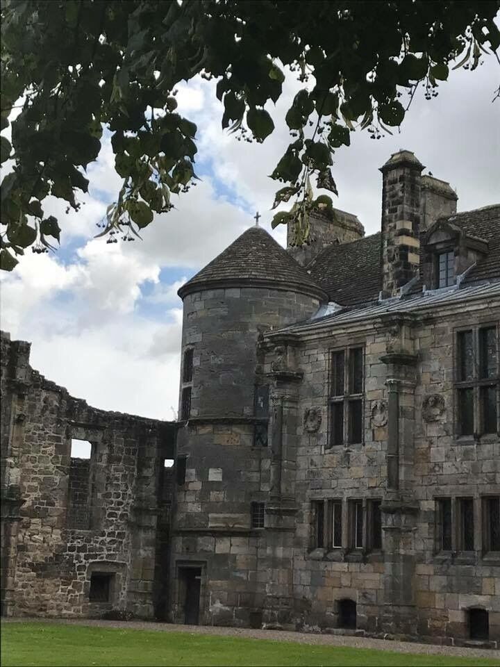 Falkland Palace, Fife, Scotland 🏴󠁧󠁢󠁳󠁣󠁴󠁿 expanded from a hunting lodge to become a castle in the 13th century and was owned by the Earls of Fife, Clan MacDuff.