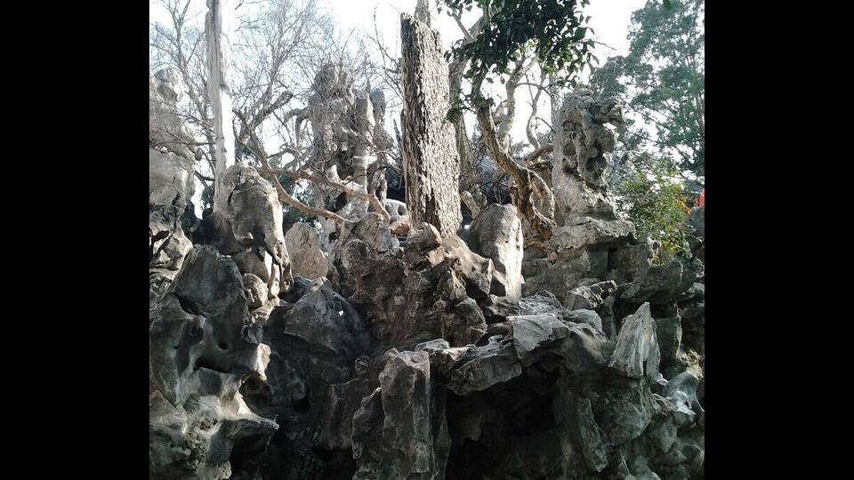 The garden is built as a labyrinth of rocks that are supposed to recall the shape of grotesque lions. Definitely one of my favourite gardens!
