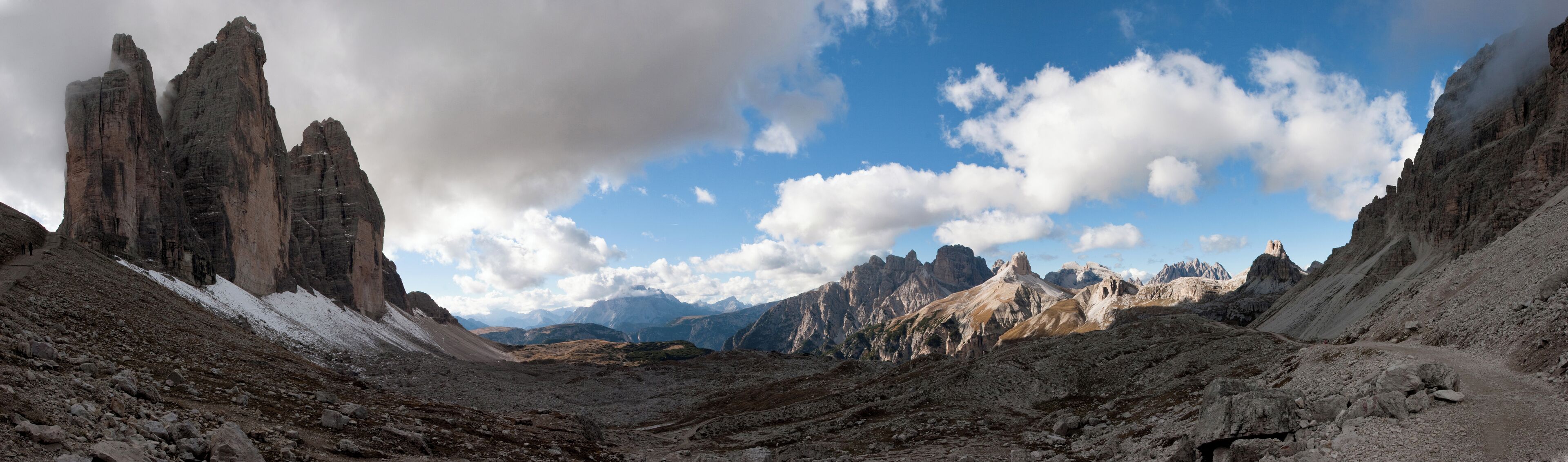 The photo shows a 180-degree view from the hiking path between Lavaredo Hut and Rifugio Locatelli near the Three Peaks. The photo was assembled from 10 individual shots.