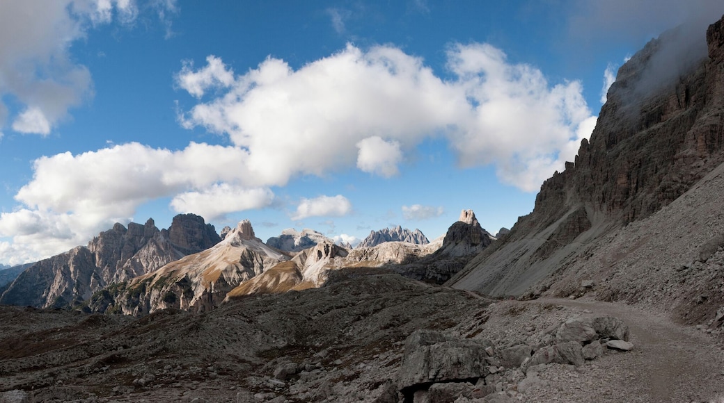 The photo shows a 180-degree view from the hiking path between Lavaredo Hut and Rifugio Locatelli near the Three Peaks. The photo was assembled from 10 individual shots.