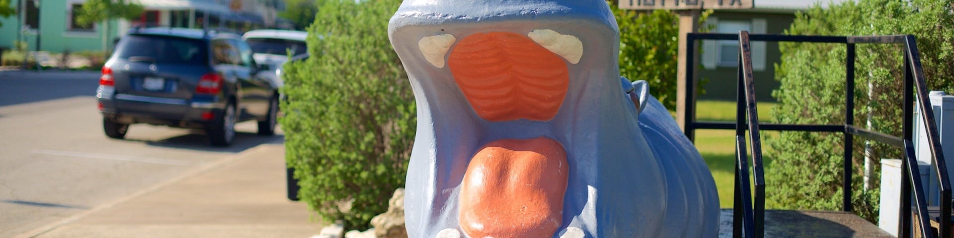 Hutto showing a small town or village