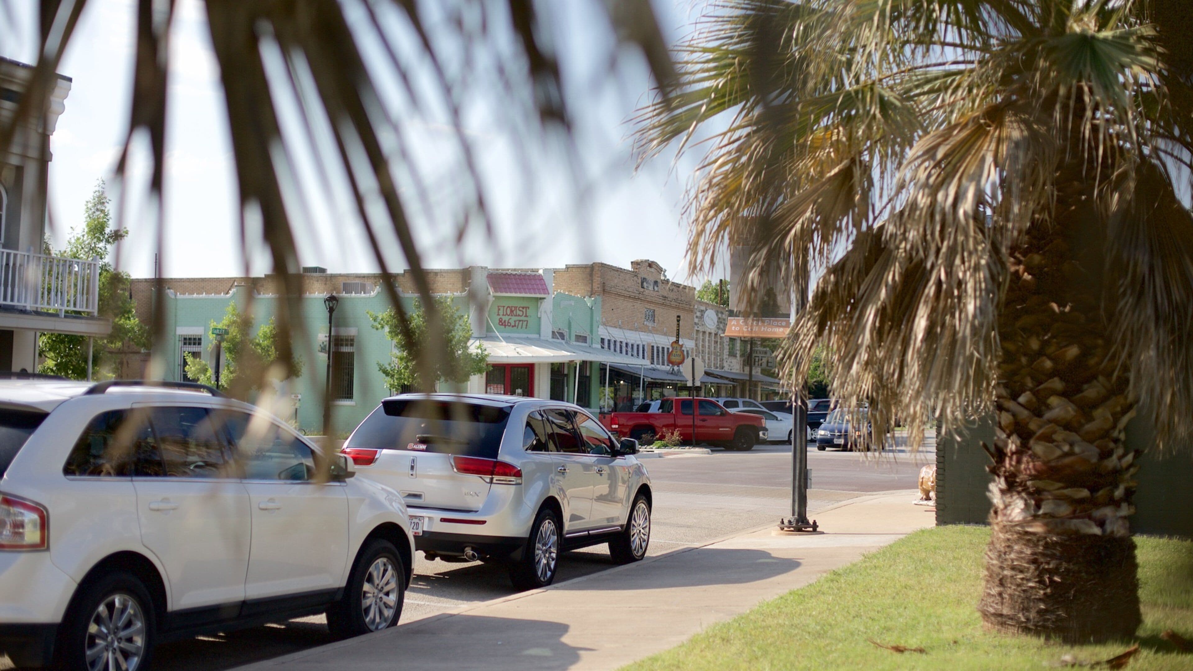 Hutto que incluye una pequeña ciudad o pueblo