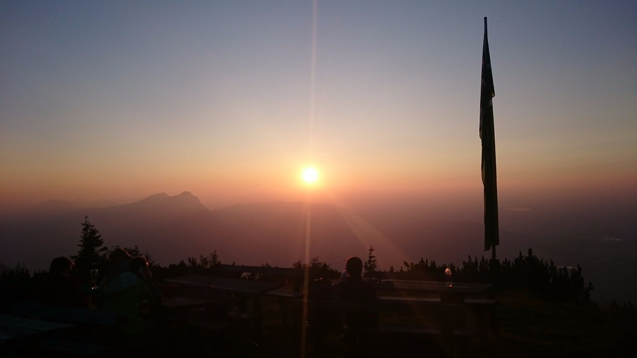 Stunning view when the sun goes down. Very close to the center of Salzburg there is the Untersberg, a very nice path goes up the mountain and provides this magical moments. #weareaustria #salzburg #untersberg #training #sundowner #erdingeralkoholfrei #zeppezauer #luigiontour