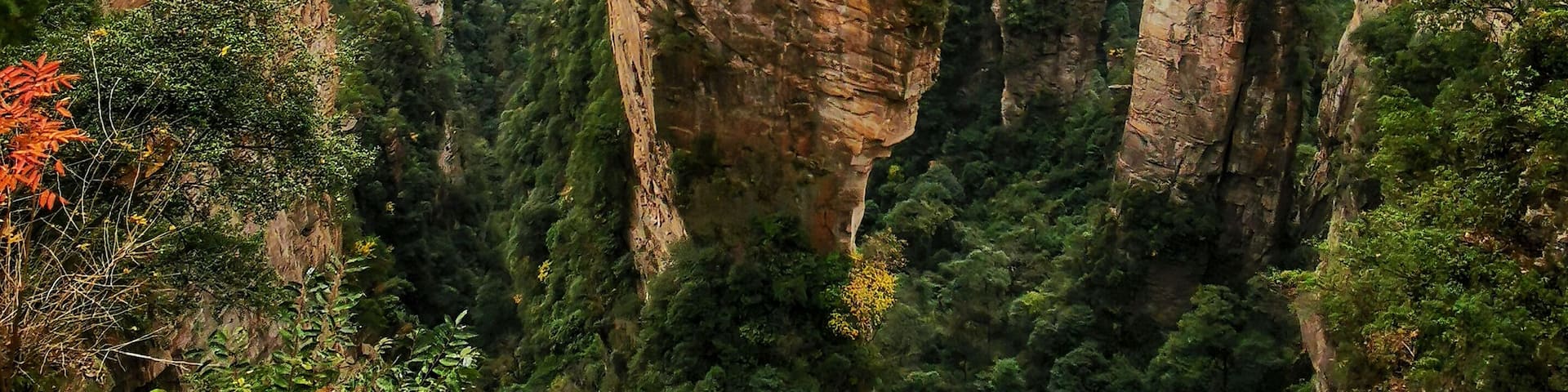 One of the scenic spots in Yangjiajie, with lots of impressive columns soaring toward the sky, probably one of the must-see place s in one‘s lifetime.
