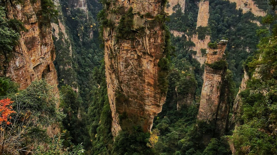 One of the scenic spots in Yangjiajie, with lots of impressive columns soaring toward the sky, probably one of the must-see place s in one‘s lifetime.