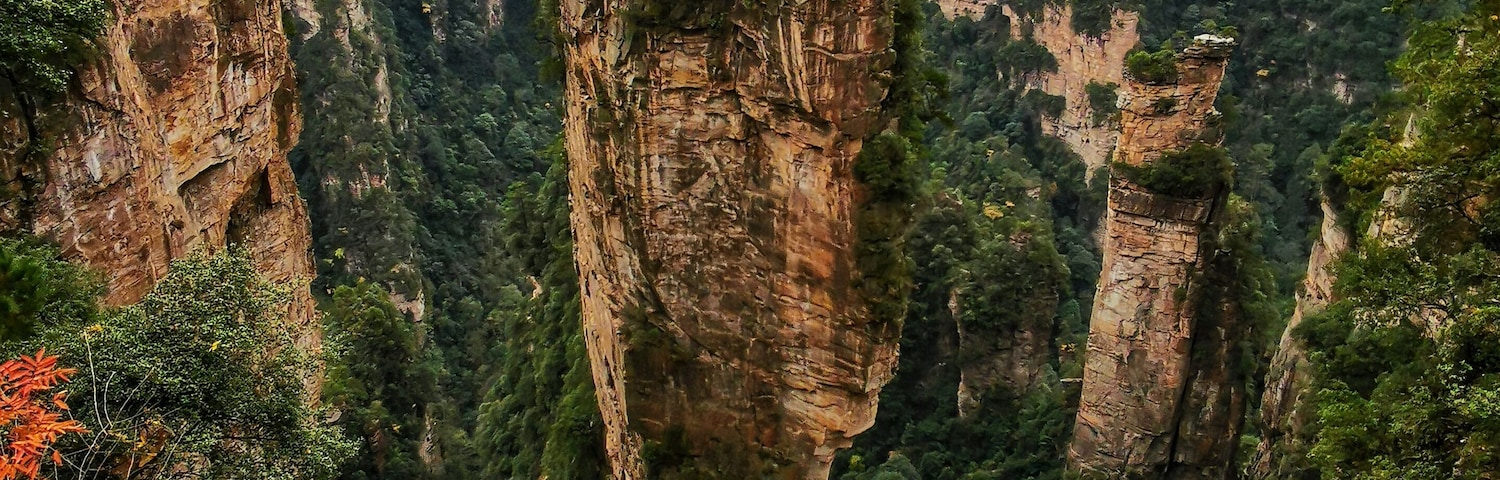 One of the scenic spots in Yangjiajie, with lots of impressive columns soaring toward the sky, probably one of the must-see place s in oneâs lifetime.