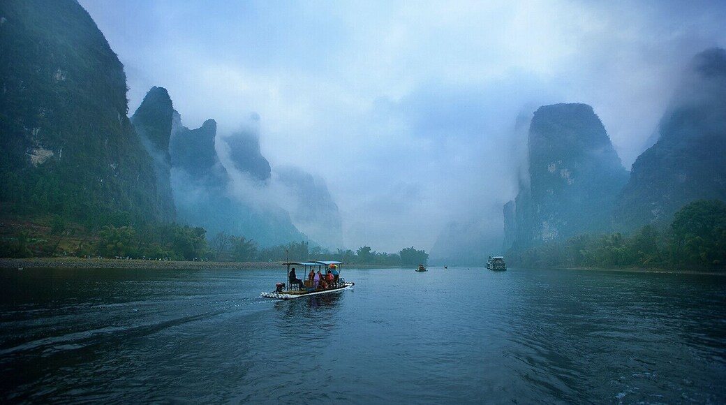 The #Liriver is shrouded in fog,mysterious and amazing,just like a Chinese painting.
https://twitter.com/Beautifulgx