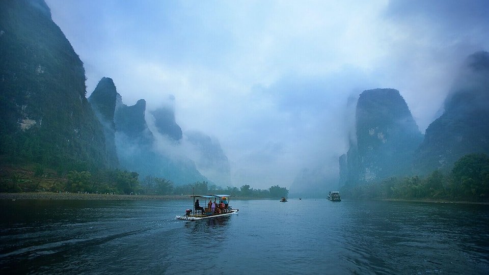 The #Liriver is shrouded in fog,mysterious and amazing,just like a Chinese painting.
https://twitter.com/Beautifulgx