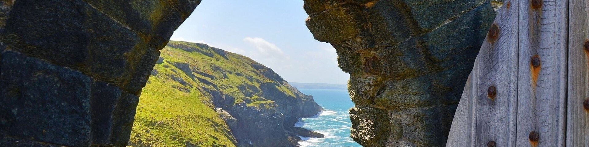 Welcome to the Legend Land, where King's Arthur born many century's ago... I felt the magic in this stunning place in sea front!!!! The Marlins Cave by the beach with a superb turquoise colour, all the ruins makes you come back to the past in the Celtic environment... Ideal for a WeekendGetaway, I Recommend the visit. The Tintagel Castle is protected by English Heritage
#WeekendGetaway #England #Cornwall #Tintagelcastle #Castle #celtic #kingarthur #legendaryland