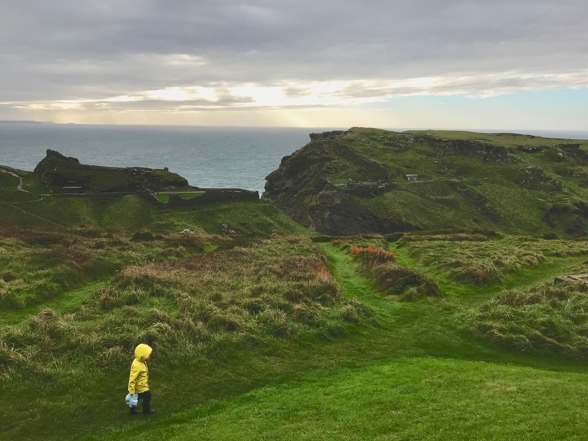 On the footsteps of King’s Arthur ! Come to mesure your strength around Excalibur sword and see if you have what it takes to be a King 🤴🏼🧙🏻‍♂️ #LifeAtExpedia 