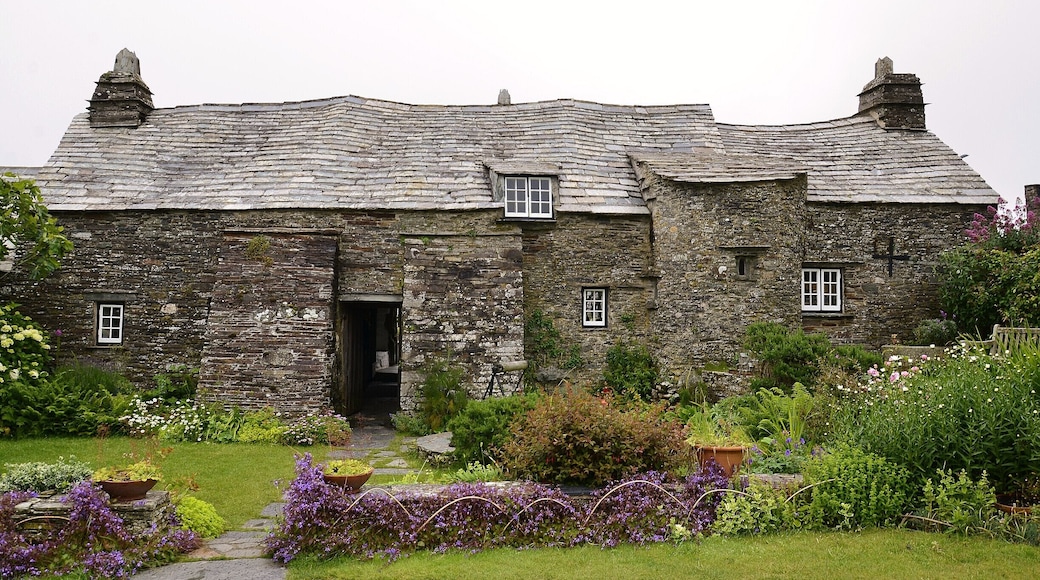 Tintagel Old Post Office is a 14th-century stone house, built to the plan of a medieval manor house, situated in Tintagel, Cornwall, United Kingdom.
https://www.nationaltrust.org.uk/tintagel-old-post-office