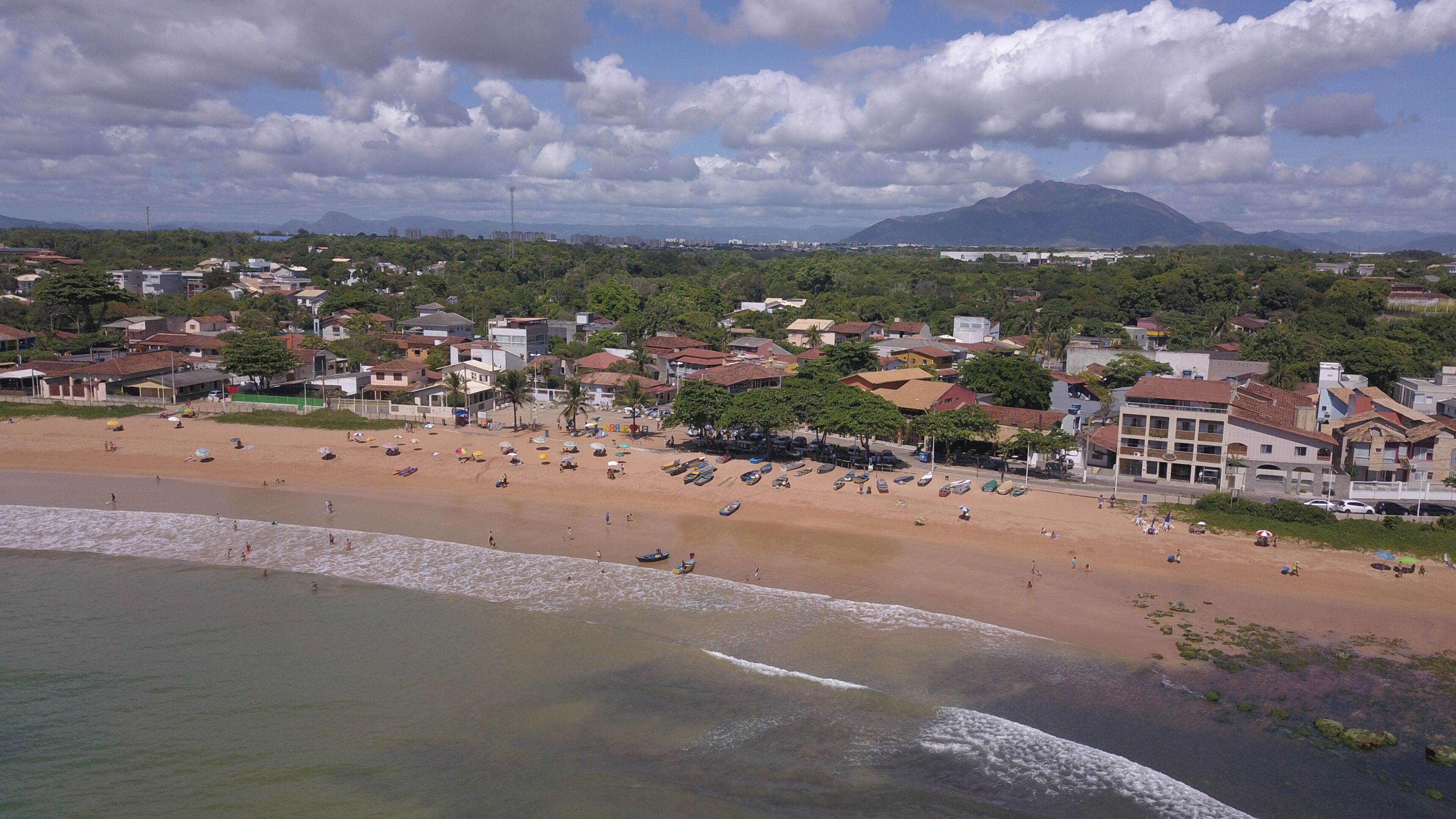 Pescadores chegando na Praia de Manguinhos e o Mestre Álvaro ao fundo, Serra, Espírito Santo, Brasil.