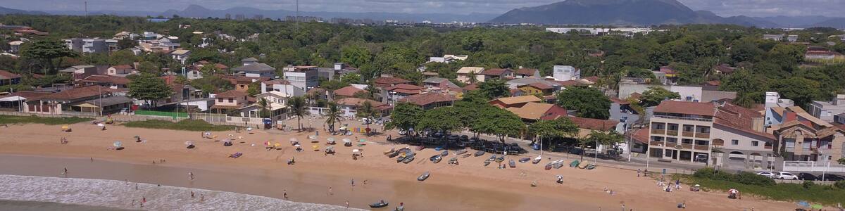 Pescadores chegando na Praia de Manguinhos e o Mestre Álvaro ao fundo, Serra, Espírito Santo, Brasil.