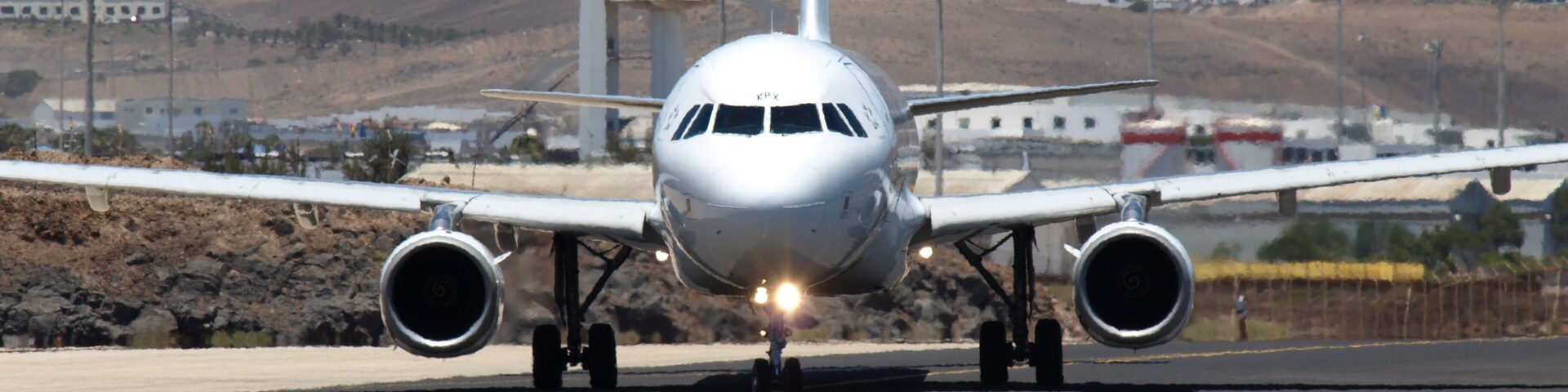 Ein Flugzeug rollt auf Lanzarote zum Start