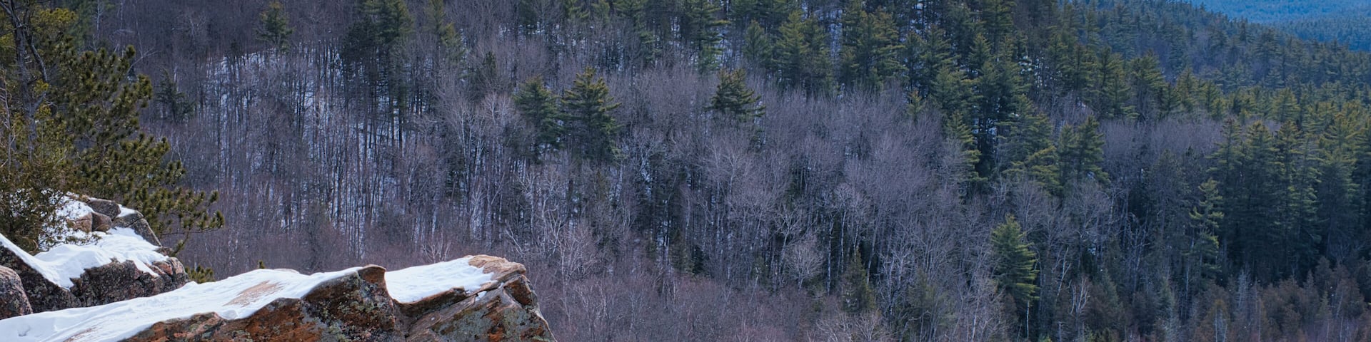 Snow on rock over cliff at Eagle's Nest Lookout