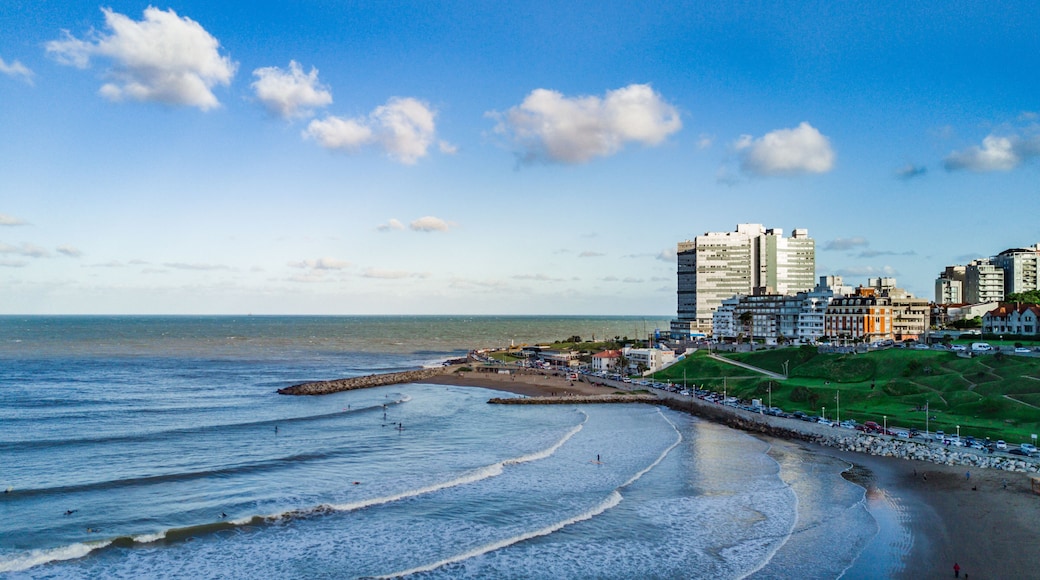 fotos aereas tomadas con un drone de la Ciudad de Mar del plata argentina y su costas que reciben al Oceano Atlantico